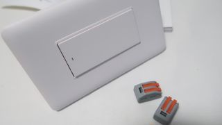 아카라 조명 스위치를 누워서 끄는 방법 (스마트 조명 스위치 2구 + 무선 리모트 스위치 1구 T1, 스마트 허브 E1) — 4점을 준 리뷰어가 2021년 11월 올린 사용 사진