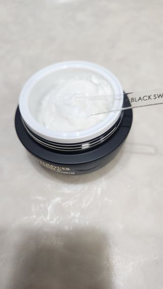 오투에니원 갈락토미세스 비타민 C 프리미엄 블랙스완 크림 50g — 5점을 준 리뷰어가 2022년 12월 올린 사용 사진