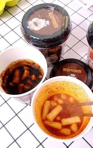 유비쿡 컵떡볶이 매운컵떡볶이2개/ 짜장컵떡볶이 2개  총 4개세트 — 5점을 준 리뷰어가 2021년 2월 올린 사용 사진