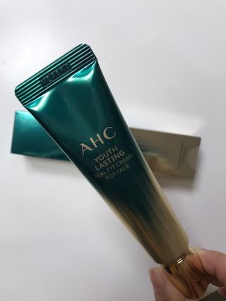 [NEW 탄력유턴 아이크림] AHC 유스 래스팅 리얼 아이크림 포 페이스 — 4점을 준 리뷰어가 2021년 3월 올린 사용 사진