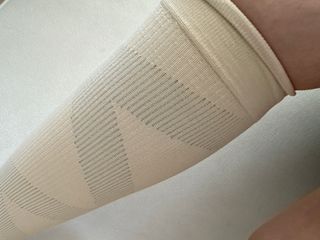 주식회사 땡스마이파트너 [구매평] 땡스마이레그 의료용 종아리압박밴드 다리붓기 혈액순환 압박스타킹 — 5점을 준 리뷰어가 2025년 4월 올린 사용 사진