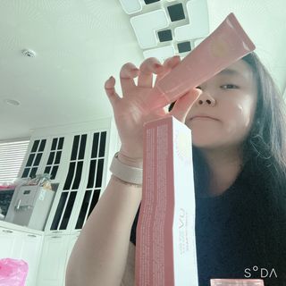 제주인디 카멜리아 블러썸 선크림 — 4점을 준 리뷰어가 2023년 9월 올린 사용 사진