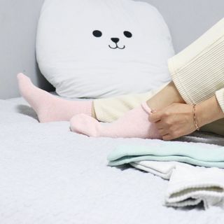 [사이즈가 있는 양말 필로이]여자 순면 통파일 꿀잠 수면 양말【 S, M, L 】3가지 사이즈_컬러 랜덤 3족 — 5점을 준 리뷰어가 2022년 10월 올린 사용 사진