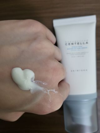 [스킨1004] 마다가스카르 센텔라 히알루-시카 워터핏 선세럼 50ml — 5점을 준 리뷰어가 2024년 5월 올린 사용 사진