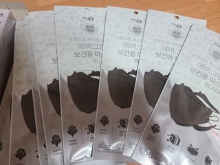 에버그린 순면 끈조절 KF80 마스크 - 화이트/블랙 컬러 대형 - 10매 — 5점을 준 리뷰어가 2021년 6월 올린 사용 사진