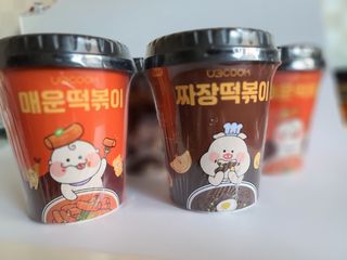 유비쿡 컵떡볶이 매운컵떡볶이2개/ 짜장컵떡볶이 2개  총 4개세트 — 5점을 준 리뷰어가 2021년 2월 올린 사용 사진