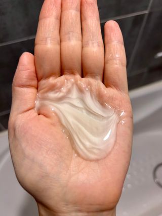 프리마인 더이상 뻣뻣하고 효과없는 탈모샴푸는 NO. 근본부터 케어하는 셀베이스 그린티샴푸(500ml) — 4점을 준 리뷰어가 2023년 4월 올린 사용 사진