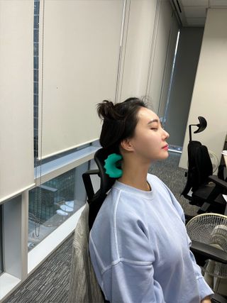 힐니스북 [힐마이넥]   거북목 통증완화를 위한 휴대용 목 안마기 — 5점을 준 리뷰어가 2022년 12월 올린 사용 사진