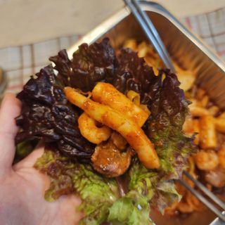 화끈한녀석들 새오똥400g 새우,오징어,똥집 볶음요리 소스,밀떡, 참기름 포함 — 5점을 준 리뷰어가 2022년 12월 올린 사용 사진