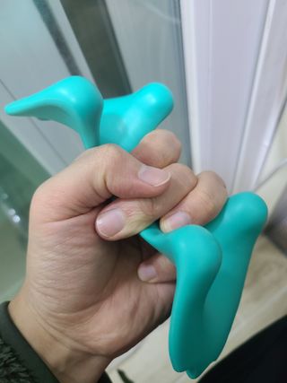 힐니스북 [힐마이넥]   거북목 통증완화를 위한 휴대용 목 안마기 — 5점을 준 리뷰어가 2022년 12월 올린 사용 사진