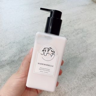 줄라이 모닝 _ JULY MORNING 줄라이모닝 하이드레이팅 퍼퓸드 바디앤핸드 에멀젼 — 5점을 준 리뷰어가 2021년 12월 올린 사용 사진