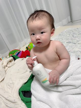 mom e 맘이 내추럴 베이비 케어 샴푸앤바스+로션 — 4점을 준 리뷰어가 2021년 1월 올린 사용 사진