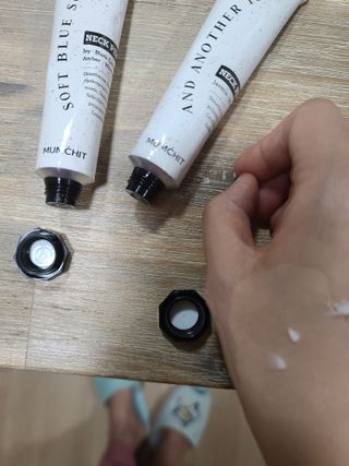 멈칫(MUMCHIT) 넥퍼퓸 NECKPERFUME 2가지 향 — 5점을 준 리뷰어가 2021년 11월 올린 사용 사진