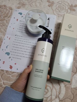 유메이 웰니스 샴푸 + 유메이 스칼프 브러쉬 — 5점을 준 리뷰어가 2021년 12월 올린 사용 사진