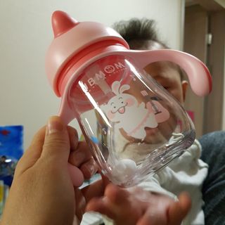 유비맘 트라이탄 코니빨대컵_컬러 랜덤 발송 — 5점을 준 리뷰어가 2021년 3월 올린 사용 사진