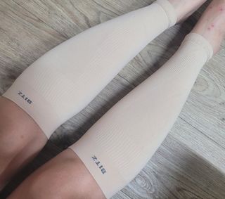 하트플로우 종아리 압박 밴드 스타킹 — 4점을 준 리뷰어가 2022년 10월 올린 사용 사진