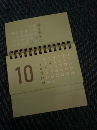 리훈 2024년달력 언더모니터 미니 탁상달력 — 5점을 준 리뷰어가 2023년 10월 올린 사용 사진