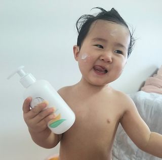 mom e 맘이 내추럴 베이비 케어 샴푸앤바스+로션 — 5점을 준 리뷰어가 2021년 1월 올린 사용 사진