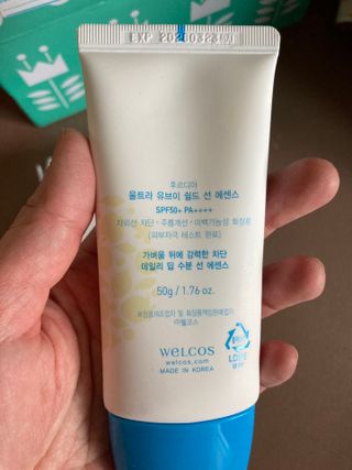 틱톡 [후르디아] 백탁NO! 화잘먹 수분광 선 에센스✨ — 4점을 준 리뷰어가 2023년 5월 올린 사용 사진