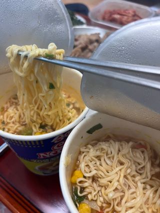 NISSIN 닛신 컵누들  4종 - 씨푸드오리지날, 씨푸드 스파이시, 씨푸드 커리, 씨푸드 XO소스 — 5점을 준 리뷰어가 2022년 4월 올린 사용 사진