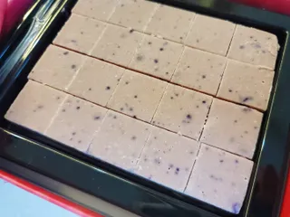 카카오 본연의 색을 간직하고있는 루비초콜릿과 블루베리의 만남, 카카올라 루비베리요거트생초콜릿 — 3점을 준 리뷰어가 2021년 10월 올린 사용 사진