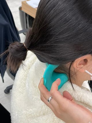힐니스북 [힐마이넥]   거북목 통증완화를 위한 휴대용 목 안마기 — 5점을 준 리뷰어가 2022년 12월 올린 사용 사진