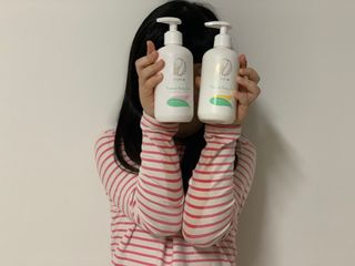 mom e 맘이 내추럴 베이비 케어 샴푸앤바스+로션 — 5점을 준 리뷰어가 2021년 1월 올린 사용 사진