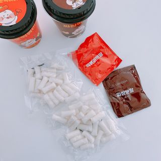 유비쿡 컵떡볶이 매운컵떡볶이2개/ 짜장컵떡볶이 2개  총 4개세트 — 5점을 준 리뷰어가 2021년 3월 올린 사용 사진