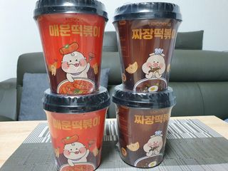 유비쿡 컵떡볶이 매운컵떡볶이2개/ 짜장컵떡볶이 2개  총 4개세트 — 3점을 준 리뷰어가 2021년 6월 올린 사용 사진