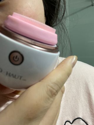 디하우트 랩 디하우트랩 클렌징 피부관리기 진동클렌저 실리콘+2종 인조모 브러시 — 5점을 준 리뷰어가 2021년 11월 올린 사용 사진