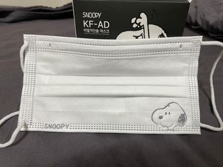 JHWORLD 스누피 마스크 정품 스누피 KF-AD 국내 비말차단 아동용 성인용 일회용 덴탈마스크 50매 — 5점을 준 리뷰어가 2021년 6월 올린 사용 사진