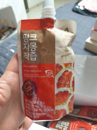 자연에온 핑크 자몽 착즙 100mL 10개입 1BOX +가 득담은 자몽 콜라겐 젤리스틱 1BOX — 5점을 준 리뷰어가 2021년 6월 올린 사용 사진