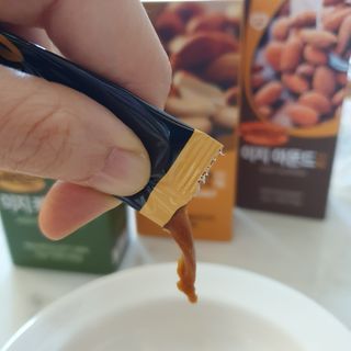 짜먹는 이지견과 짜먹는 이지아몬드, 짜먹는 이지허니피넛, 짜먹는 이지캐슈넛 각 10g X  10포 — 5점을 준 리뷰어가 2021년 1월 올린 사용 사진