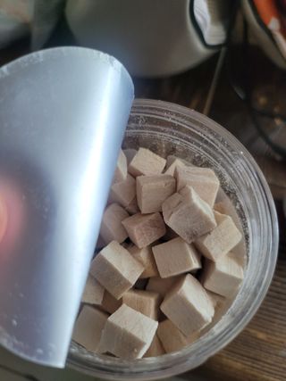 [펫시밀] 원물그대로 영양듬뿍 진공동결건조 북어트릿75g,치킨트릿100g,연어트릿75g 강아지 고양이 간식 — 5점을 준 리뷰어가 2023년 5월 올린 사용 사진