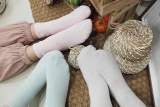 [사이즈가 있는 양말 필로이]여자 순면 통파일 꿀잠 수면 양말【 S, M, L 】3가지 사이즈_컬러 랜덤 3족 — 5점을 준 리뷰어가 2022년 10월 올린 사용 사진