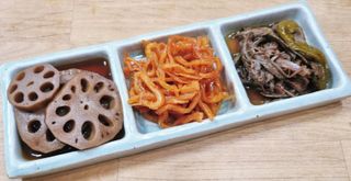 하나마이 [마마쿡] 전 청와대 천상현 셰프의 밑반찬  5종세트(소고기 장조림+연근조림+진미채+간장김자반+새우김자반) — 5점을 준 리뷰어가 2023년 5월 올린 사용 사진