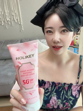홀리키 체리 블러썸 화이트닝 바디 선 로션 — 5점을 준 리뷰어가 2023년 7월 올린 사용 사진