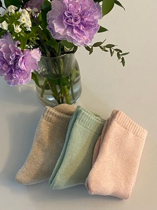 [사이즈가 있는 양말 필로이]여자 순면 통파일 꿀잠 수면 양말【 S, M, L 】3가지 사이즈_컬러 랜덤 3족 — 5점을 준 리뷰어가 2022년 10월 올린 사용 사진