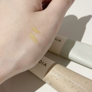 [후르디아] 올리브영 착한보습 비건 립버터 2종 — 3점을 준 리뷰어가 2023년 1월 올린 사용 사진