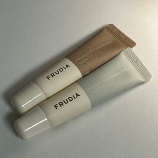 [후르디아] 올리브영 착한보습 비건 립버터 2종 — 5점을 준 리뷰어가 2022년 12월 올린 사용 사진