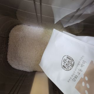 고림상점 풍부한 햇살과 바닷바람이 키우는 강화 교동 쌀 [백미1kg, 현미 1kg] 세트 — 4점을 준 리뷰어가 2021년 12월 올린 사용 사진