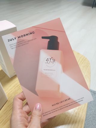 줄라이 모닝 _ JULY MORNING 줄라이모닝 하이드레이팅 퍼퓸드 바디앤핸드 에멀젼 — 5점을 준 리뷰어가 2021년 12월 올린 사용 사진