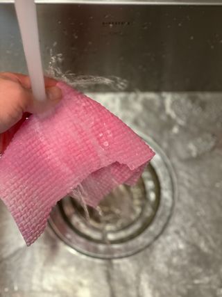 위케어 일회용 향균 수세미 50매 2롤 세트 총 100매 Pink — 5점을 준 리뷰어가 2021년 2월 올린 사용 사진