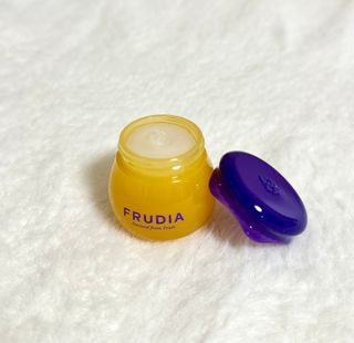 틱톡 [후르디아] 튼입술해결템 올리브영 블루베리 하이드레이팅 허니 립밤 — 5점을 준 리뷰어가 2023년 12월 올린 사용 사진