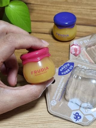 [후르디아] 올리브영 꿀과즙 립밤 2종 (블루베리/석류) — 5점을 준 리뷰어가 2022년 10월 올린 사용 사진