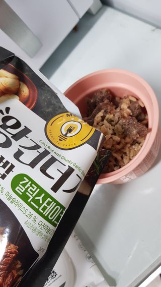 한성기업 무볼레 왕건더기 볶음밥 갈릭스테이크 — 5점을 준 리뷰어가 2021년 10월 올린 사용 사진