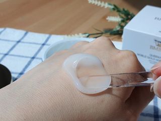 비엠비코 퀸79 노블 골드 아쿠아 크림 — 5점을 준 리뷰어가 2021년 5월 올린 사용 사진