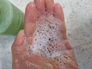 프리마인 메이크업과 들뜨는 각질까지 한방에 깐달걀로! 순하기까지한 셀베이스 그린티클렌저(200ml) — 4.5점을 준 리뷰어가 2023년 4월 올린 사용 사진