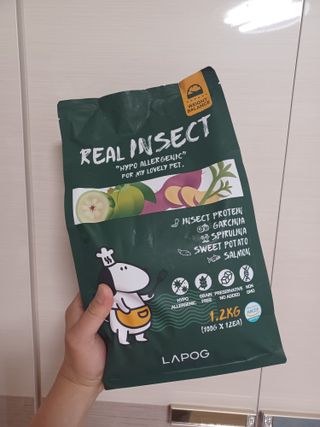 [푸디웜] 라포그  리얼인섹트 웨이트밸런스 저알러지 강아지 사료  1.2KG — 5점을 준 리뷰어가 2022년 7월 올린 사용 사진