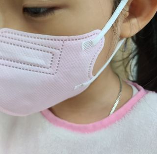 애니가드키즈 새부리형 KF94  5컬러 각 10매입 [화이트, 블랙, 크리미베이지, 코튼핑크, 그레이] 3-6세 — 5점을 준 리뷰어가 2022년 2월 올린 사용 사진
